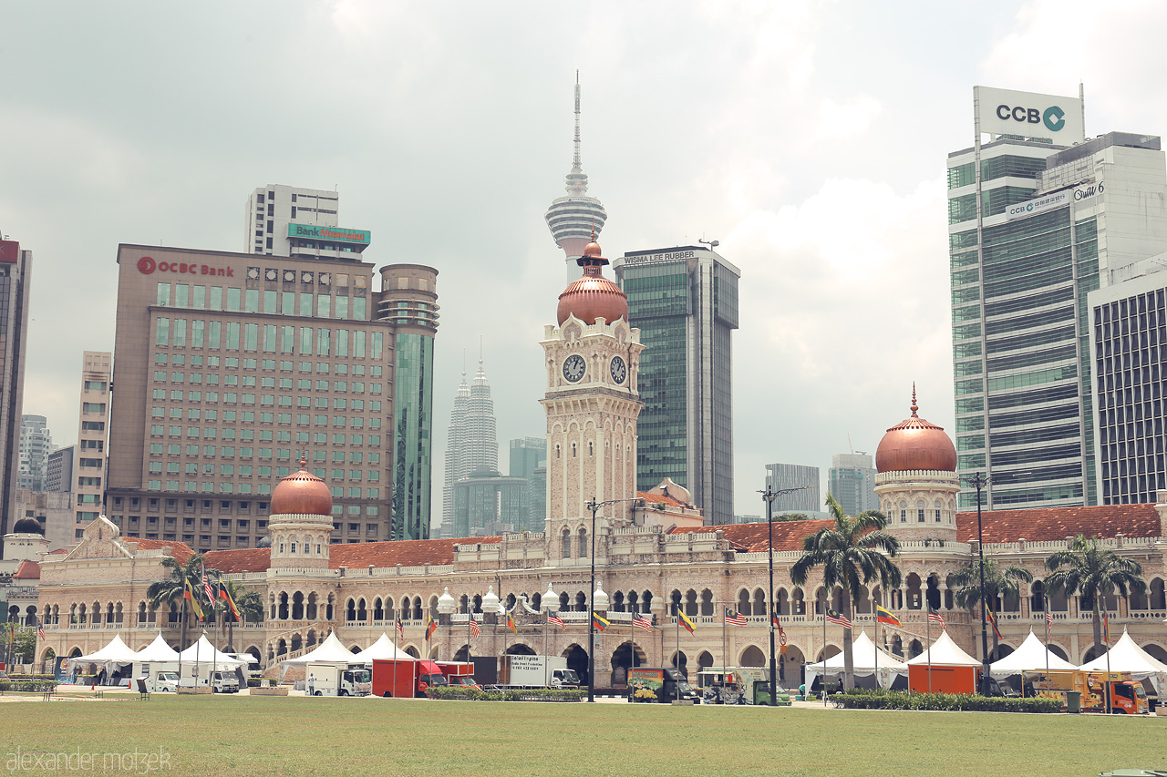 Foto von Majestic Sultan Abdul Samad Building against modern Kuala Lumpur's skyline, with KL Tower looming in the background.