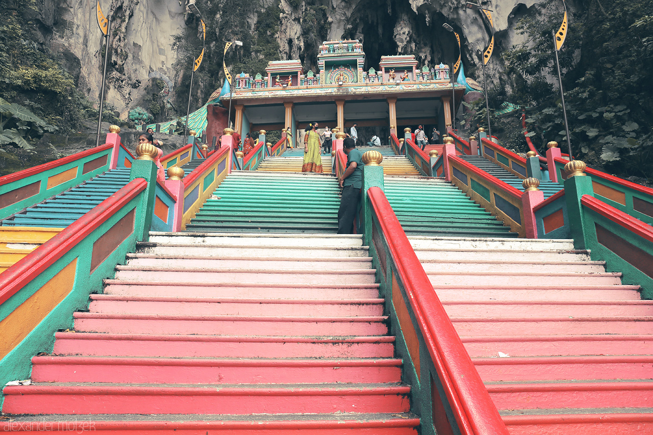 Foto von Vibrant, colorful steps lead to the Batu Caves in Gombak, Selangor. A blend of nature and culture at a revered Malaysian landmark.