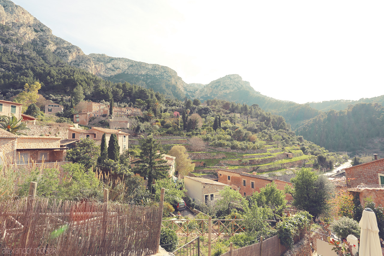 Foto von Sun-kissed terraces and rustic charm encapsulate Deià, nestled in the Tramuntana Mountains of Mallorca.