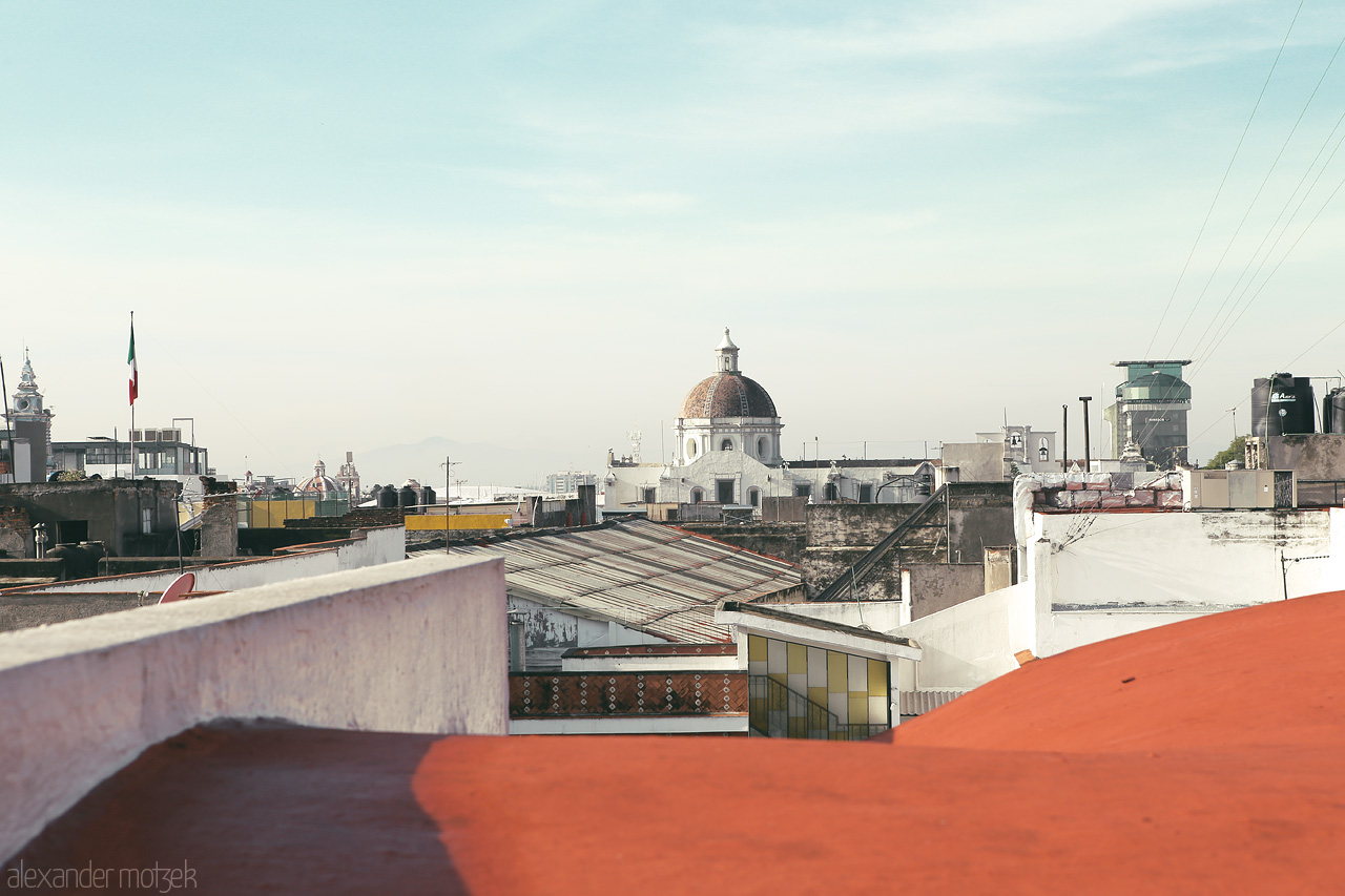 Foto von A captivating Puebla skyline, dotted with historic domes and modern structures under a serene sky.