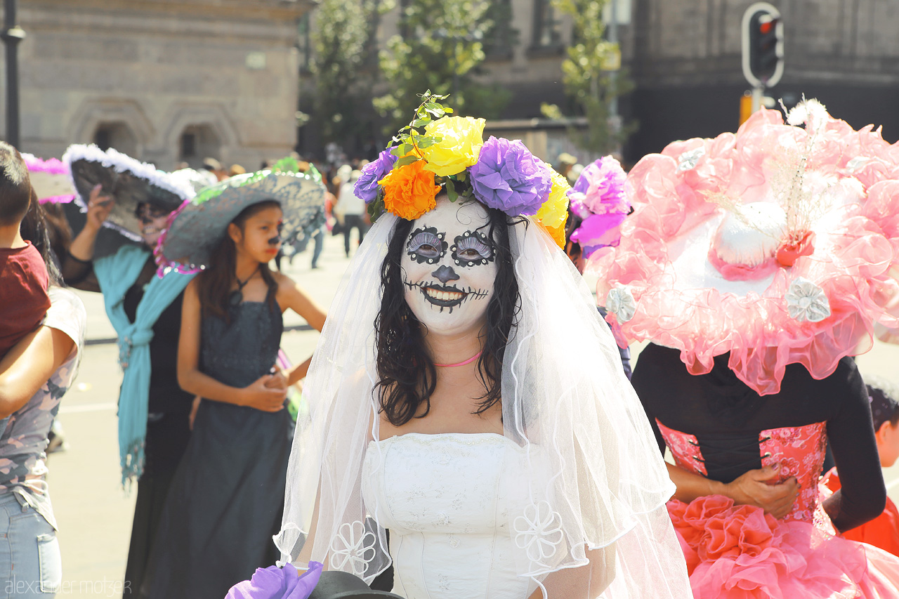 Foto von A festively adorned 'La Catrina' celebrates life amidst Dia de Muertos in Cuauhtémoc, Mexico City.