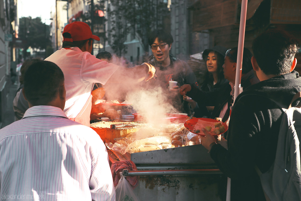 Foto von A lively street food scene in Cuauhtémoc, Mexico City, capturing locals enjoying steaming tacos.