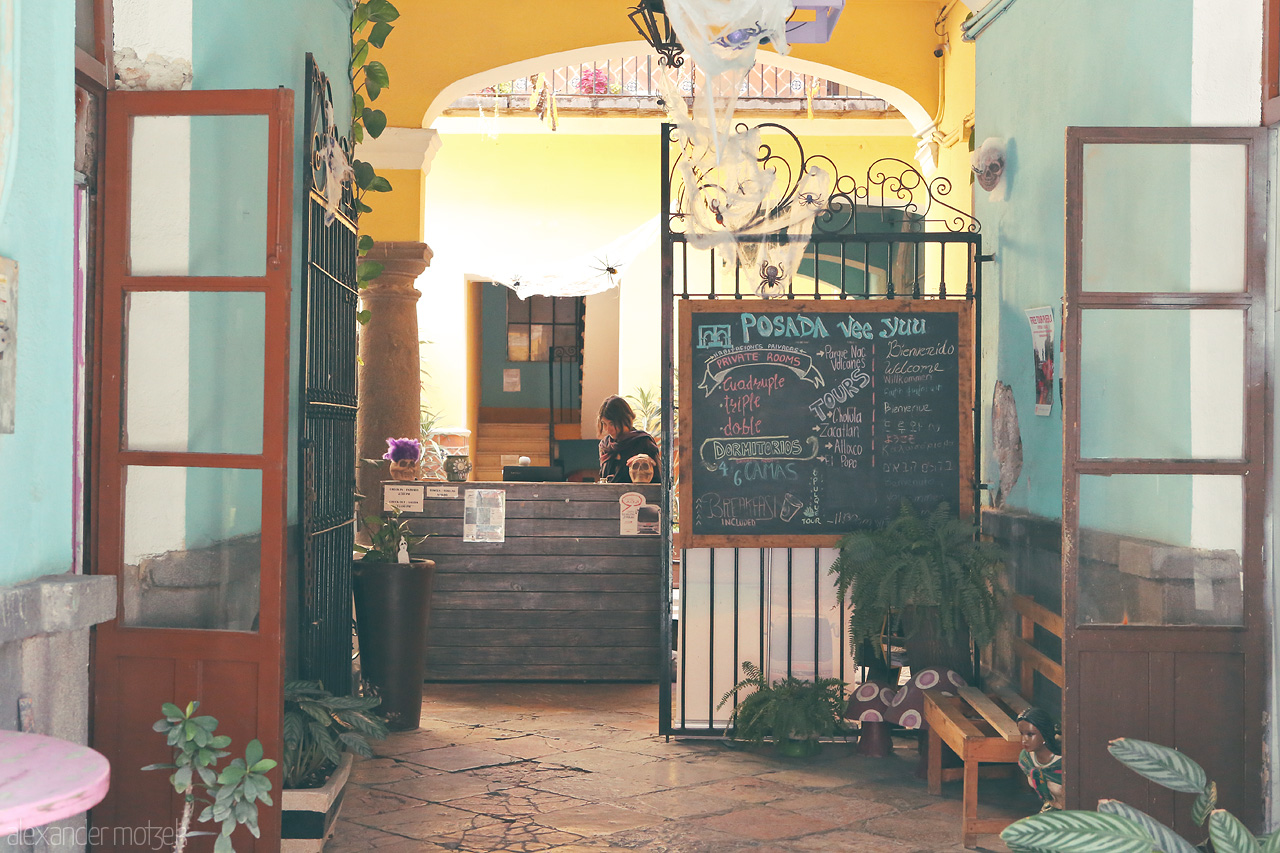 Foto von A quaint inn's vibrant foyer in Puebla, Mexico, with welcoming open doors and local charm.