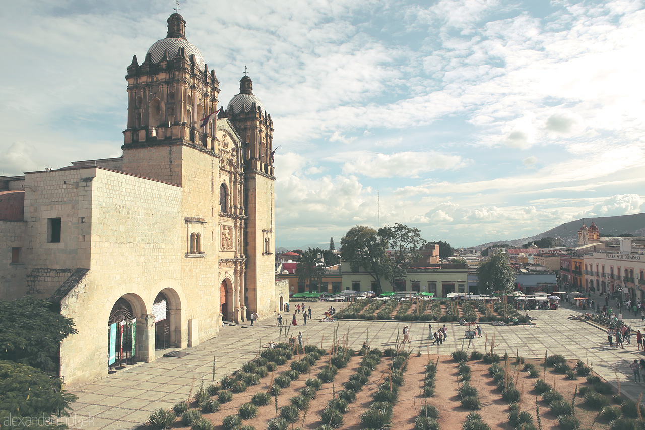 Foto von A radiant day over Santo Domingo de Guzmán church in the heart of Oaxaca, Mexico.
