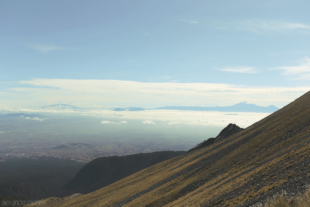 Foto von A sweeping view of cloud-wrapped valleys from La Malinche, capturing the serene beauty of Puebla.