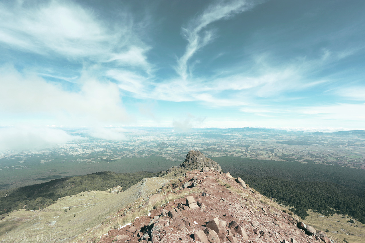 Foto von An ethereal vista from La Malinche, showcasing lush valleys and the vast sky above Puebla, Mexico.