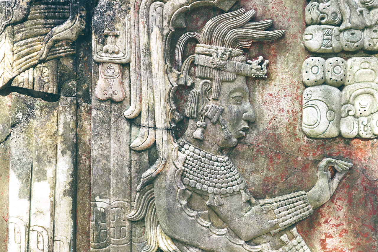 Foto von Ancient Maya relief in Palenque, showcasing rich stone carvings and historical majesty.