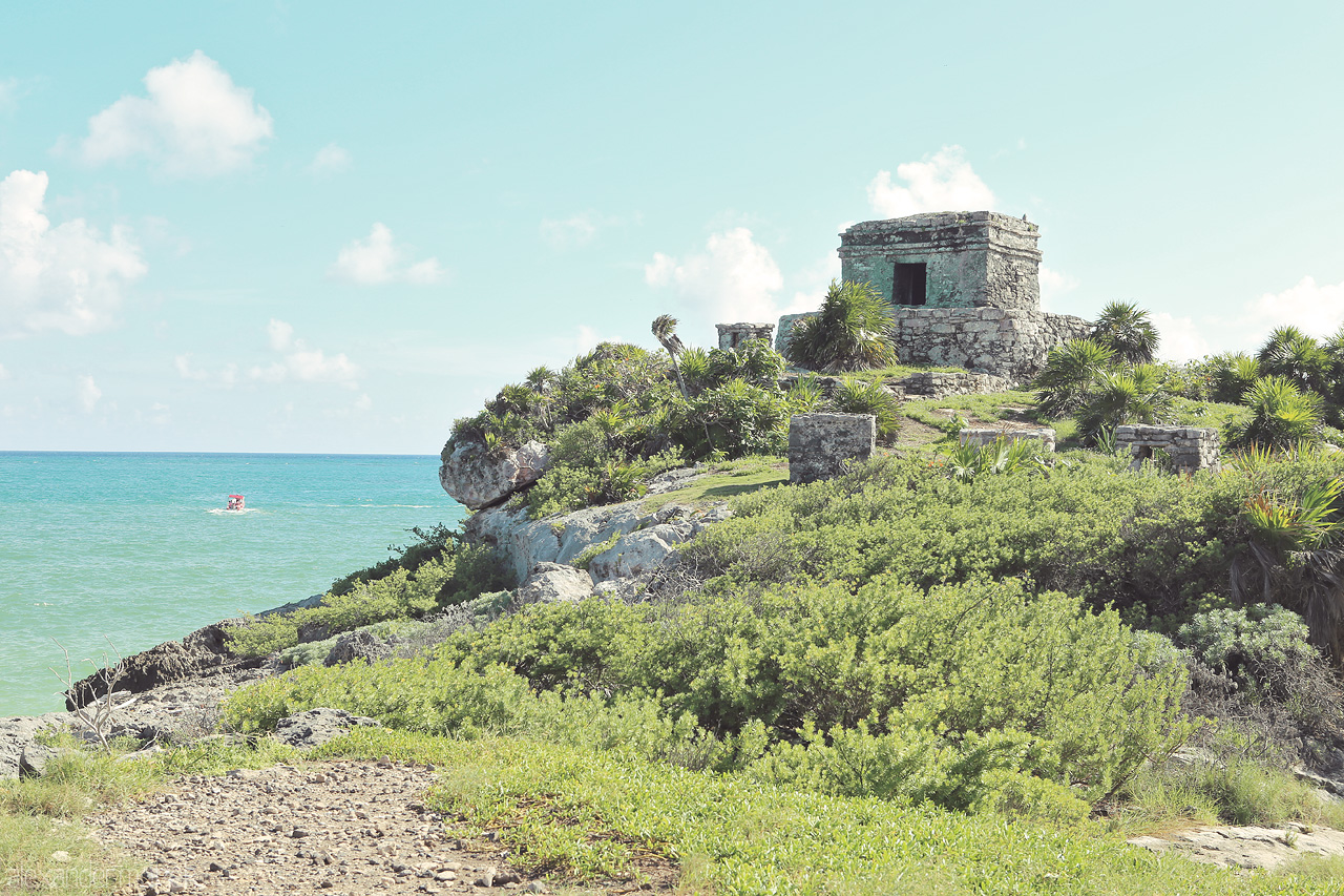 Foto von Ancient watchtower overlooking the Caribbean Sea amid Tulum's coastal greenery.