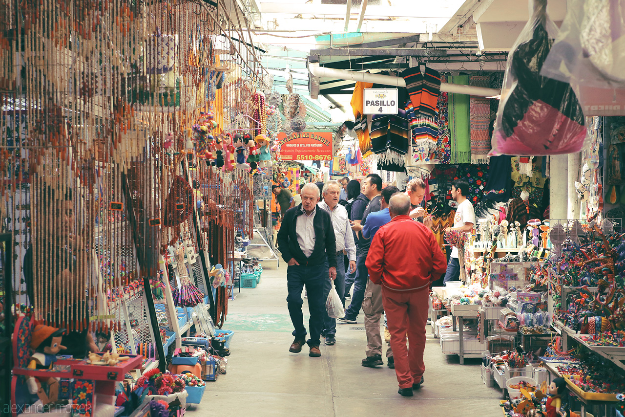 Foto von Bustling Mexican market scene with colorful crafts and local shoppers, capturing the essence of Mexico City.