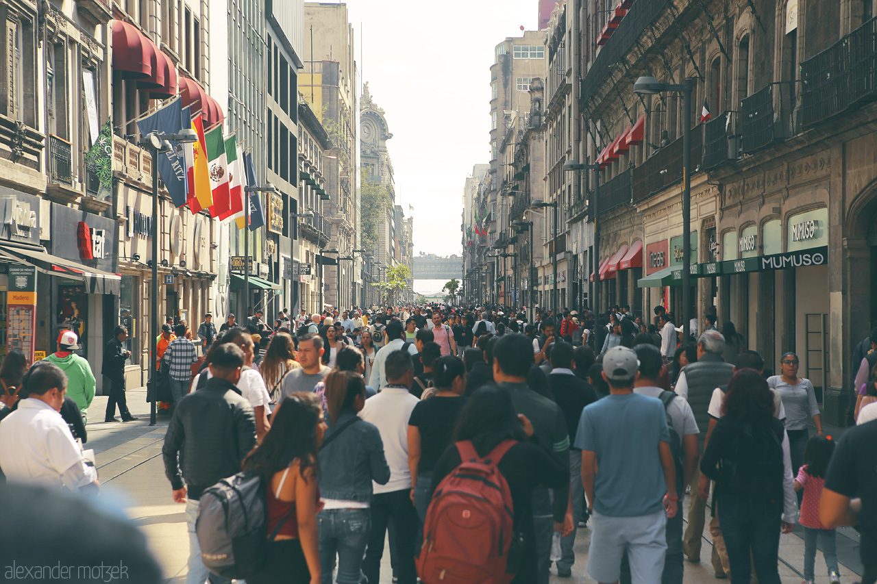 Foto von Bustling Zócalo vibes, a sea of people between historic facades under Mexico City's sun.