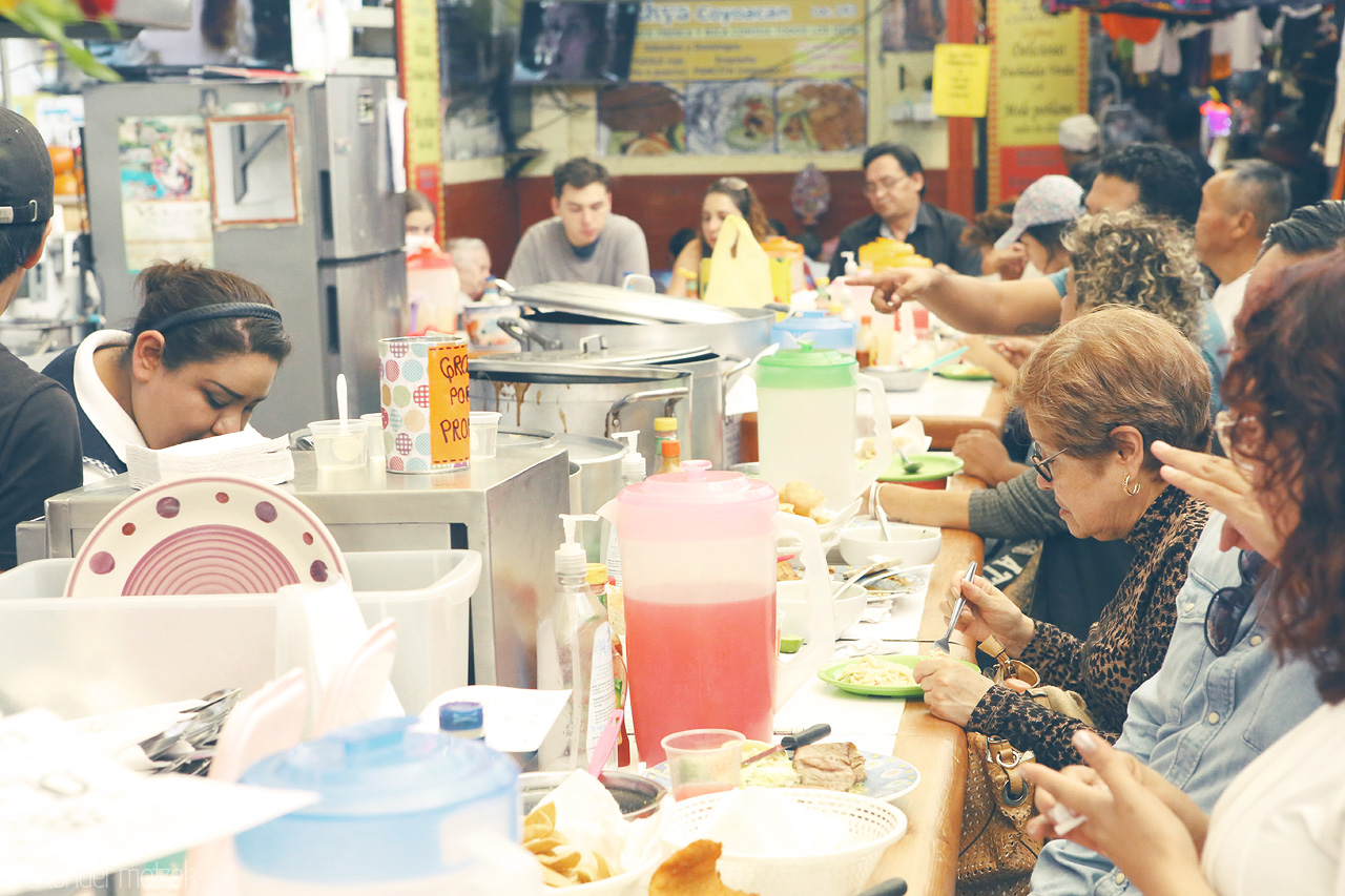 Foto von Bustling local eatery captured in Mexico City's vibrant Coyoacán neighborhood. A tapestry of culinary life.
