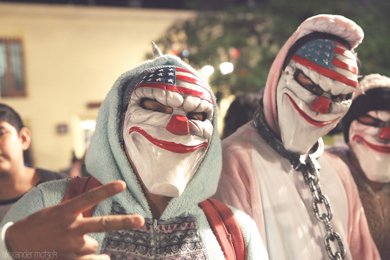 Foto von Colorful masked figures at a night festival for the dia de los muertos in Oaxaca de Juárez, evoking local tradition.