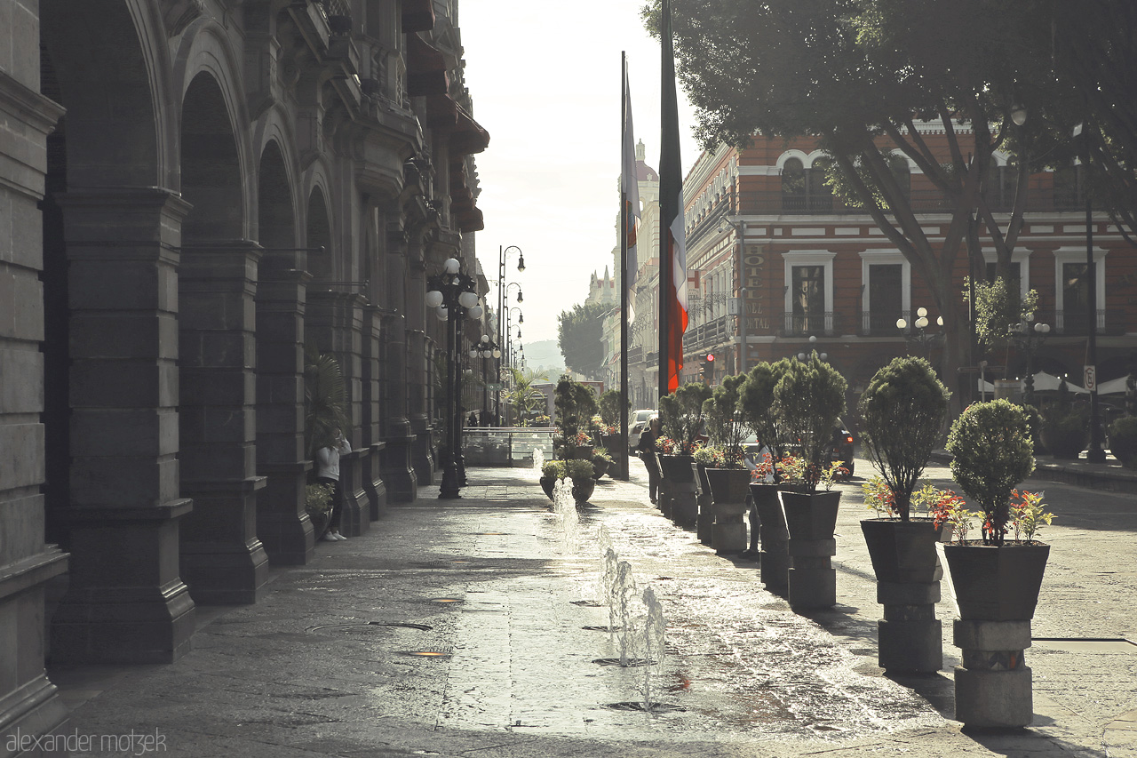 Foto von Morning light bathes Puebla streets, highlighting the local architecture and tranquil ambience of this historic Mexican city.