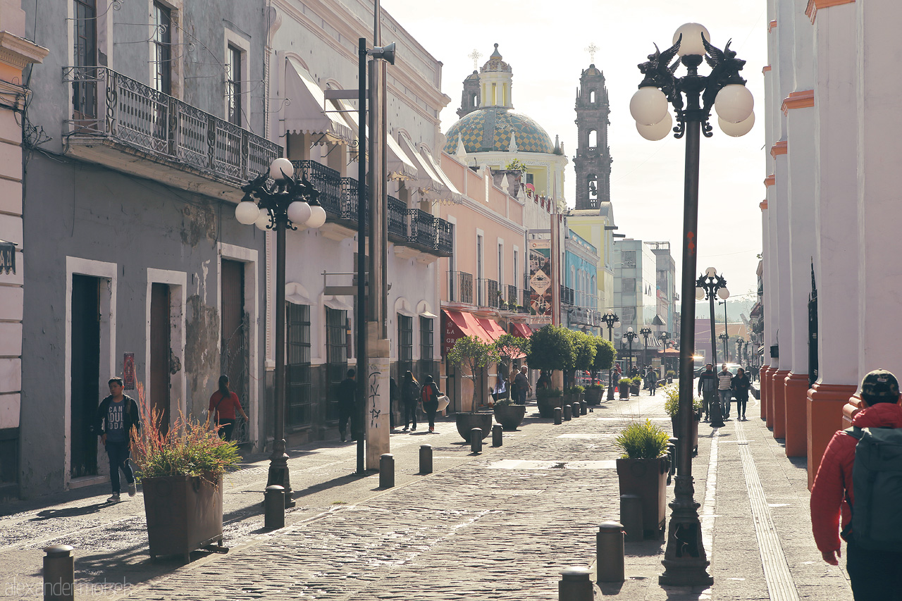 Foto von Morning sun bathes the historic streets of Puebla, Mexico, highlighting its vibrant architecture.
