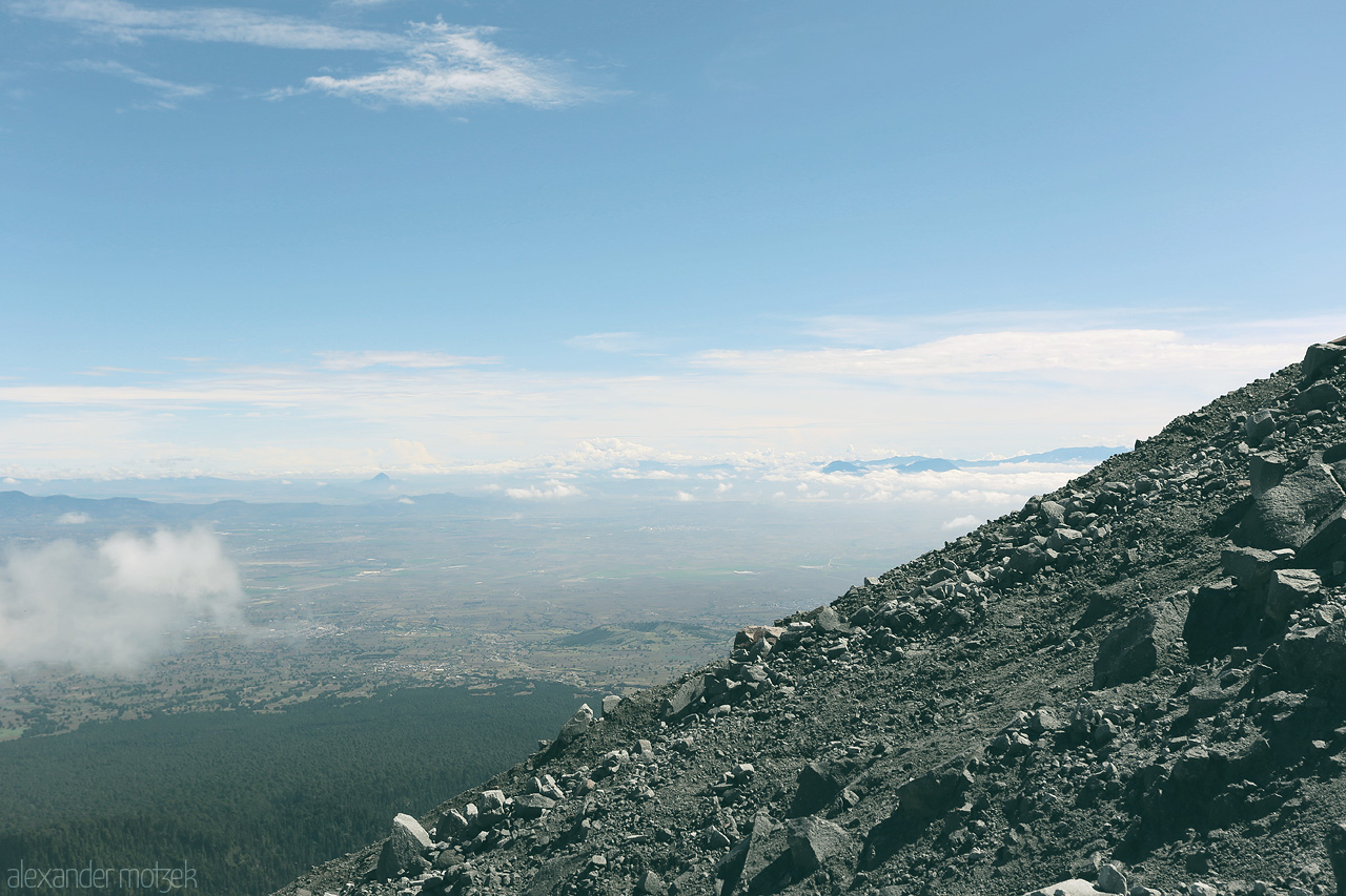 Foto von Rocky slopes of La Malinche with expansive views of Puebla's landscape and distant mountains.