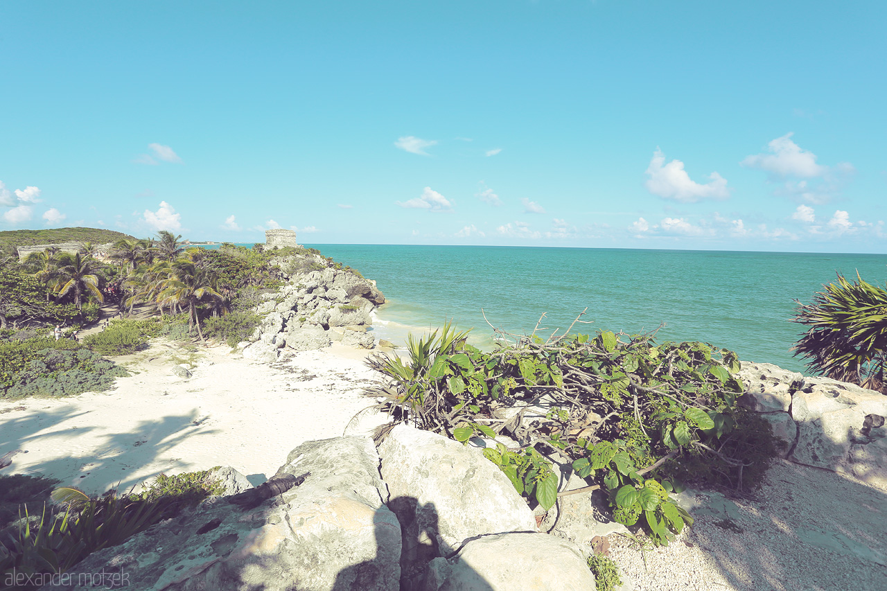 Foto von Serene Tulum beachscape with historic ruins overlooking the turquoise Caribbean Sea in Quintana Roo, Mexico.