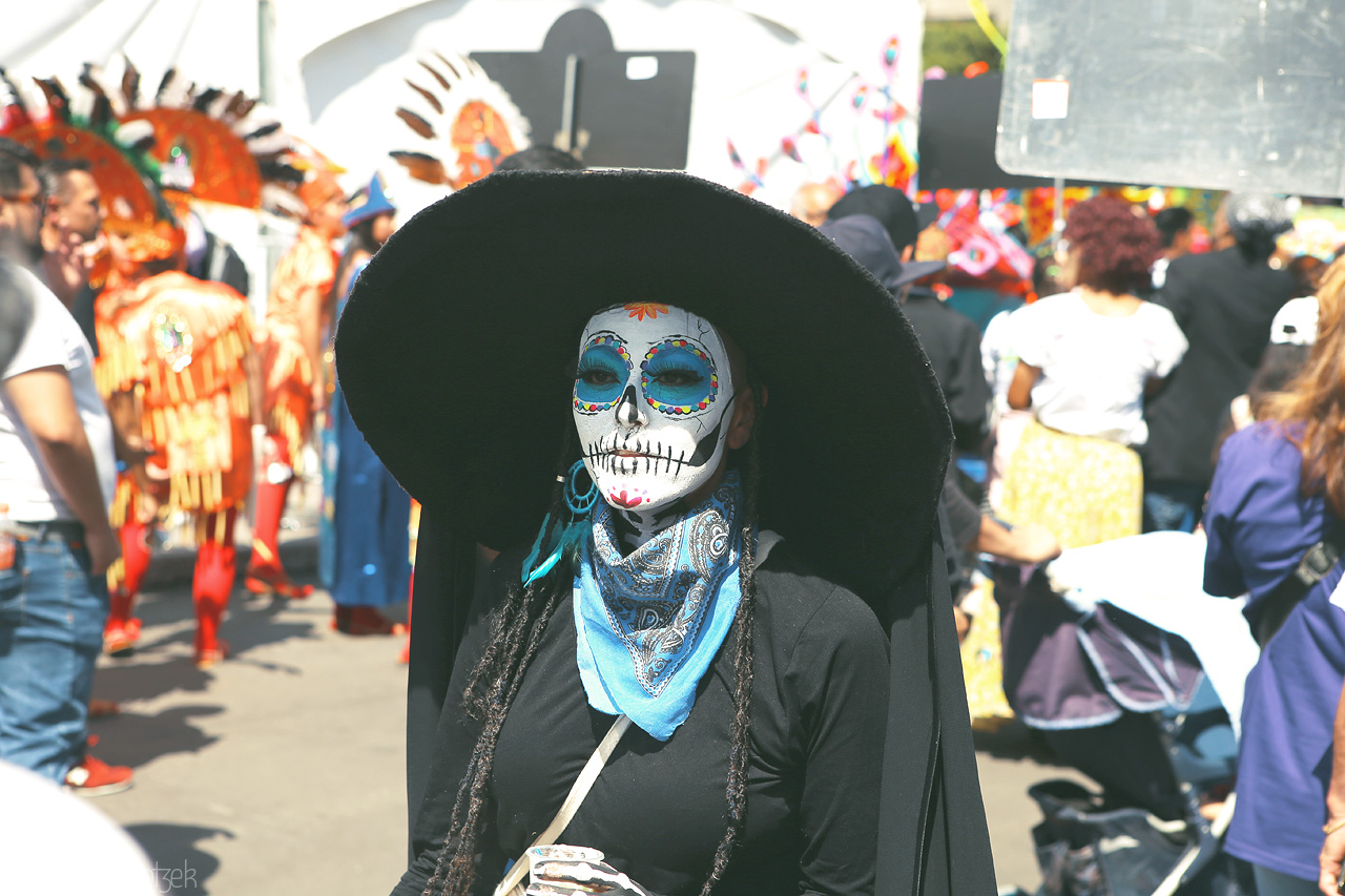 Foto von Vibrant Catrina in Cuauhtémoc – a reverent nod to Mexico's spirited culture amid a lively street festival.