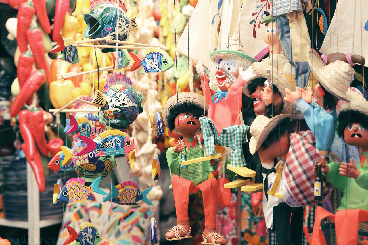 Foto von Vibrant folk art puppets and alebrijes dangle in a lively market of Mexico City.