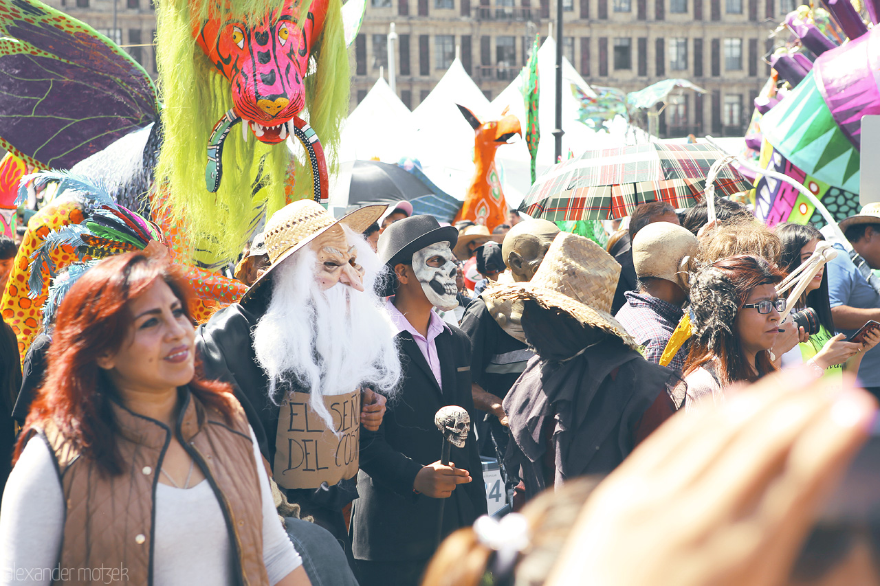 Foto von Vibrant masquerade amidst Cuauhtémoc's heartbeat, Mexico City's festive spirit captured.