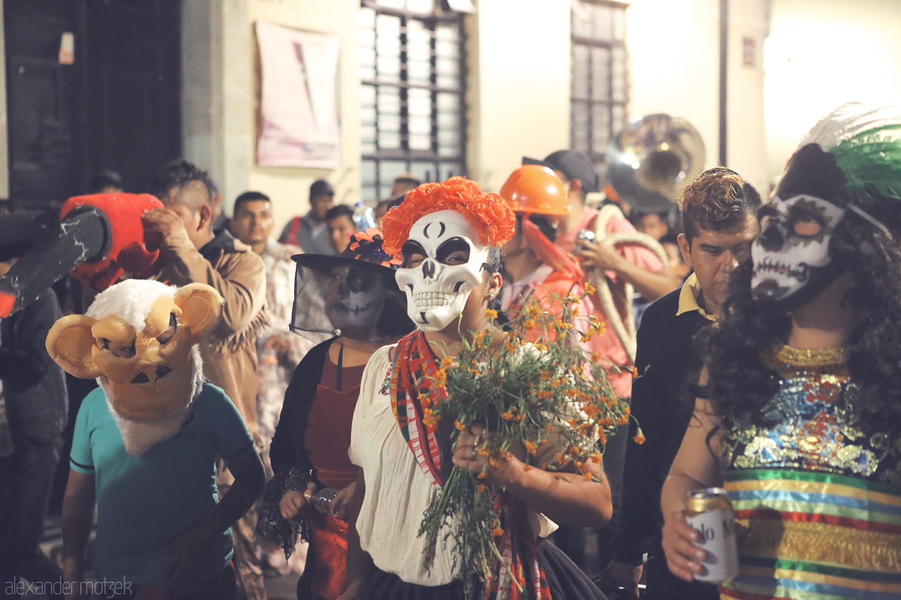 Foto von Vibrant night parade for the dia de los muertos with masked celebrants in the streets of Oaxaca de Juárez, Mexico.