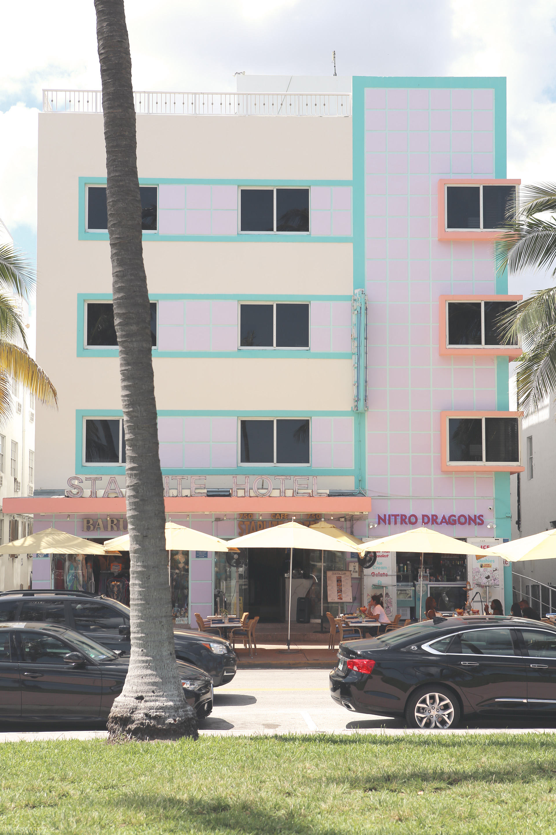 Foto von A pastel dreamscape captures the essence of Miami’s Art Deco District, with its colorful facades and tropical charm on vibrant Collins Avenue.