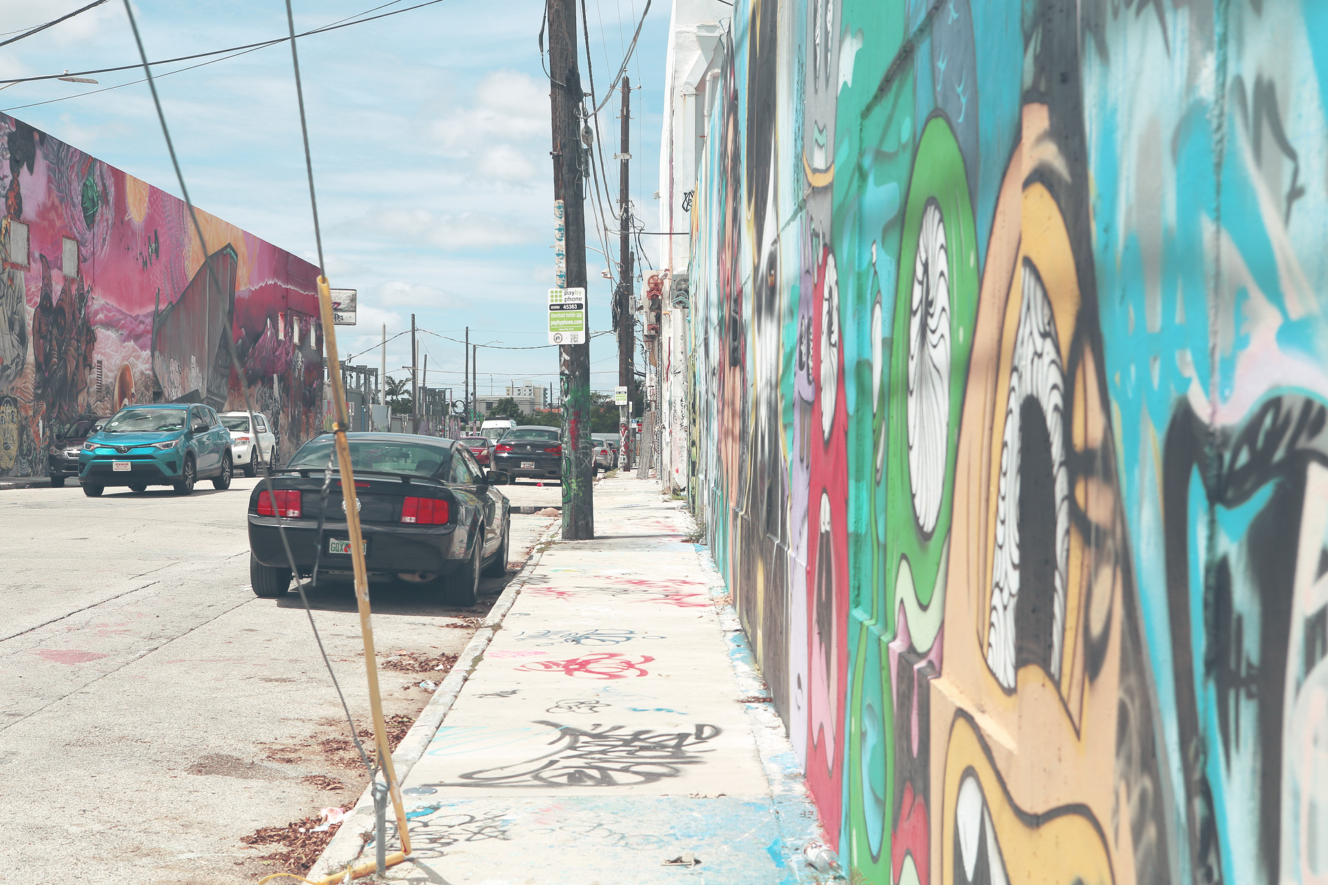 Foto von A vibrant display of street art in Miami's Wynwood, where colorful murals bring the walls to life under the Florida sun.