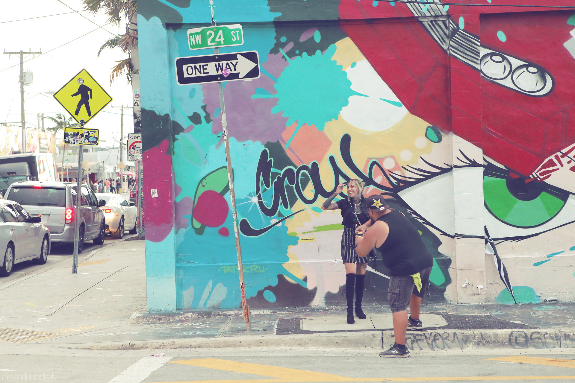 Foto von A vibrant mural in Wynwood, Miami captures dynamic street art as a photographer snaps a lively scene, embodying the city's creative spirit.