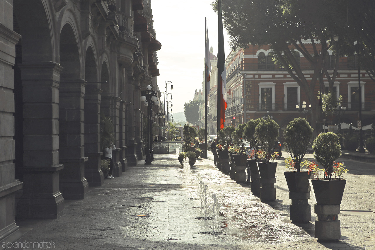 Puebla Luz Foto von Morning light bathes Puebla streets, highlighting the local architecture and tranquil ambience of this historic Mexican city.