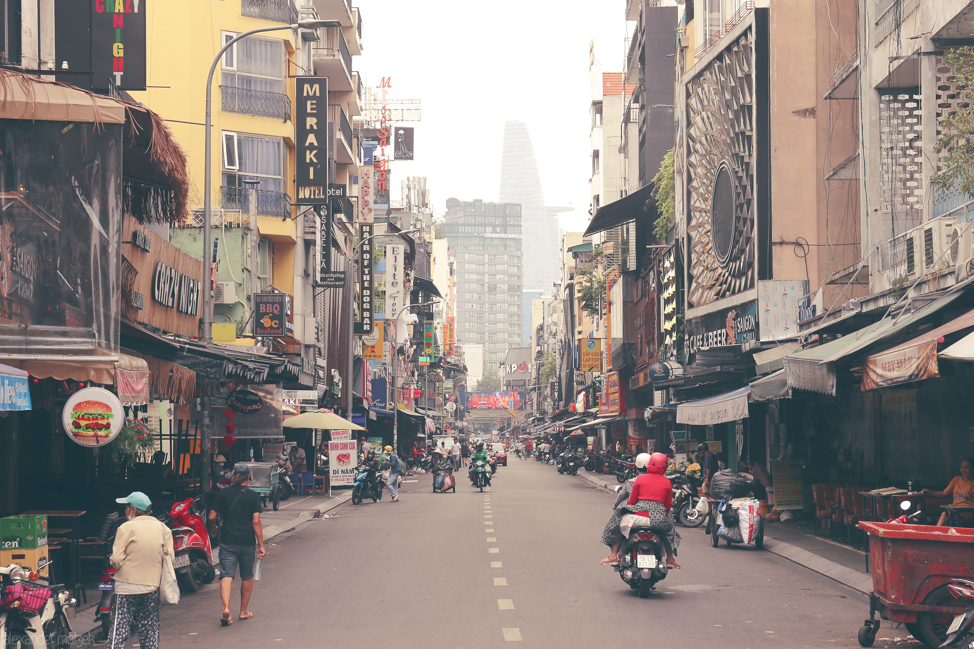Foto von Morning scooters weave through Bùi Vien street, Saigon’s pulse beating beneath the Bitexco Tower skyline. Ho Chi Minh City, Vietnam.