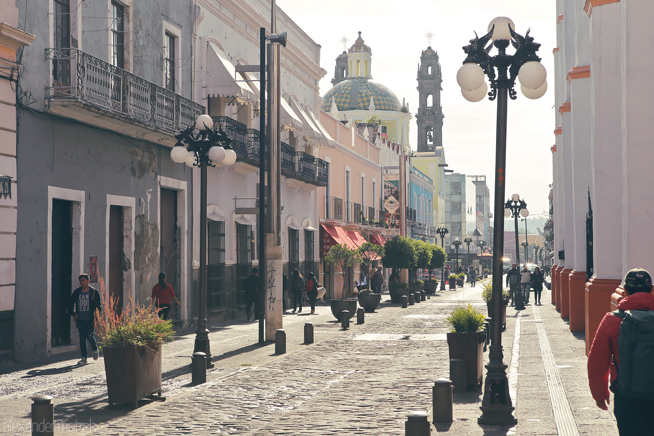 Puebla Luz Foto von Morning sun bathes the historic streets of Puebla, Mexico, highlighting its vibrant architecture.