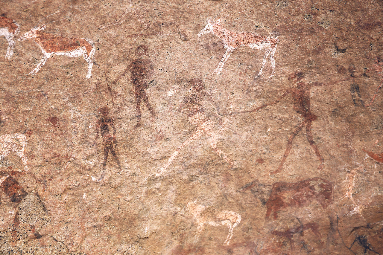 Foto von Ancient rock art in Brandberg, Namibia capturing timeless human and animal figures.