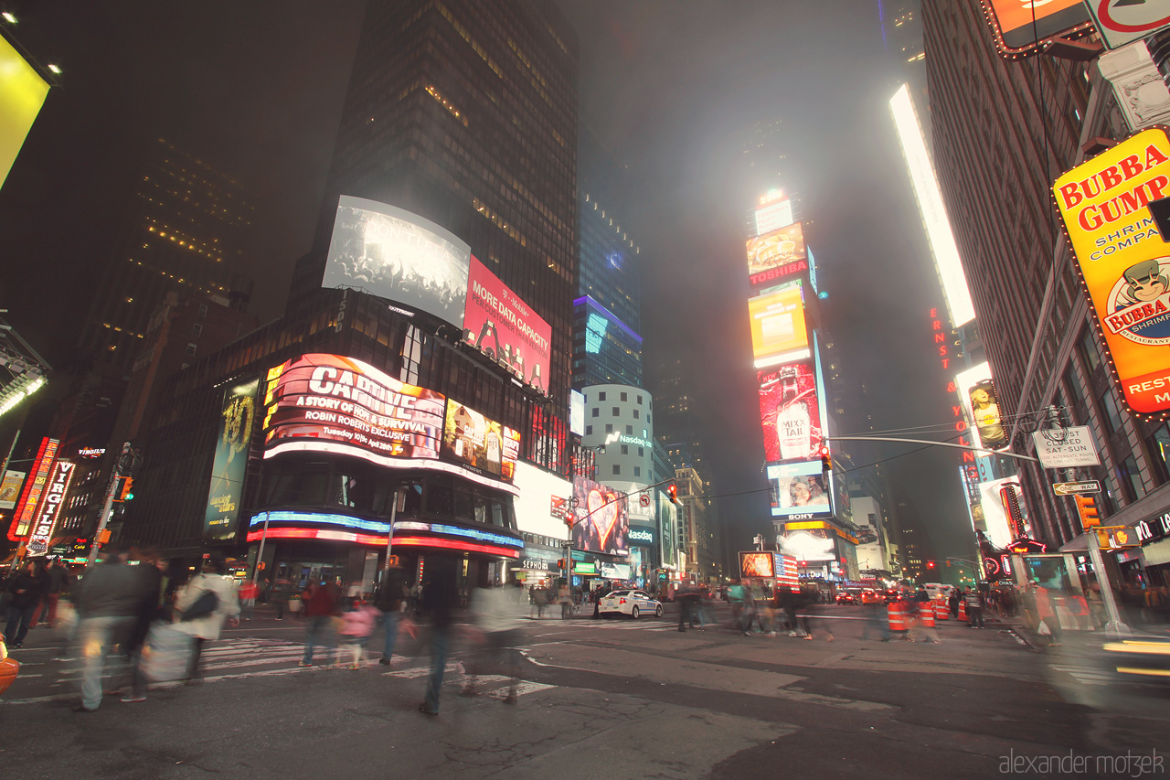 Foto von Beleuchteter Times Square bei Nacht