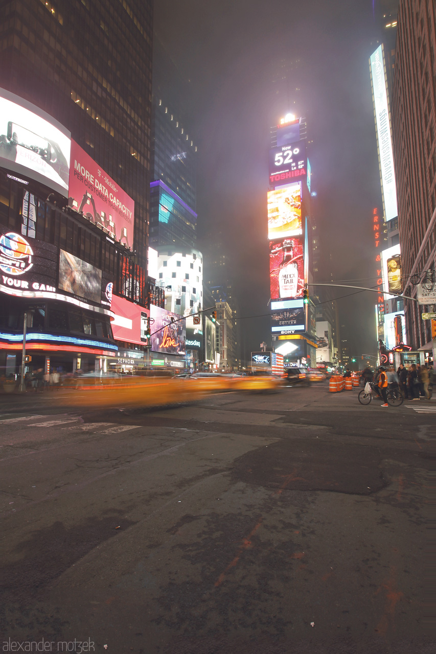 Foto von Beleuchteter Times Square bei Nacht