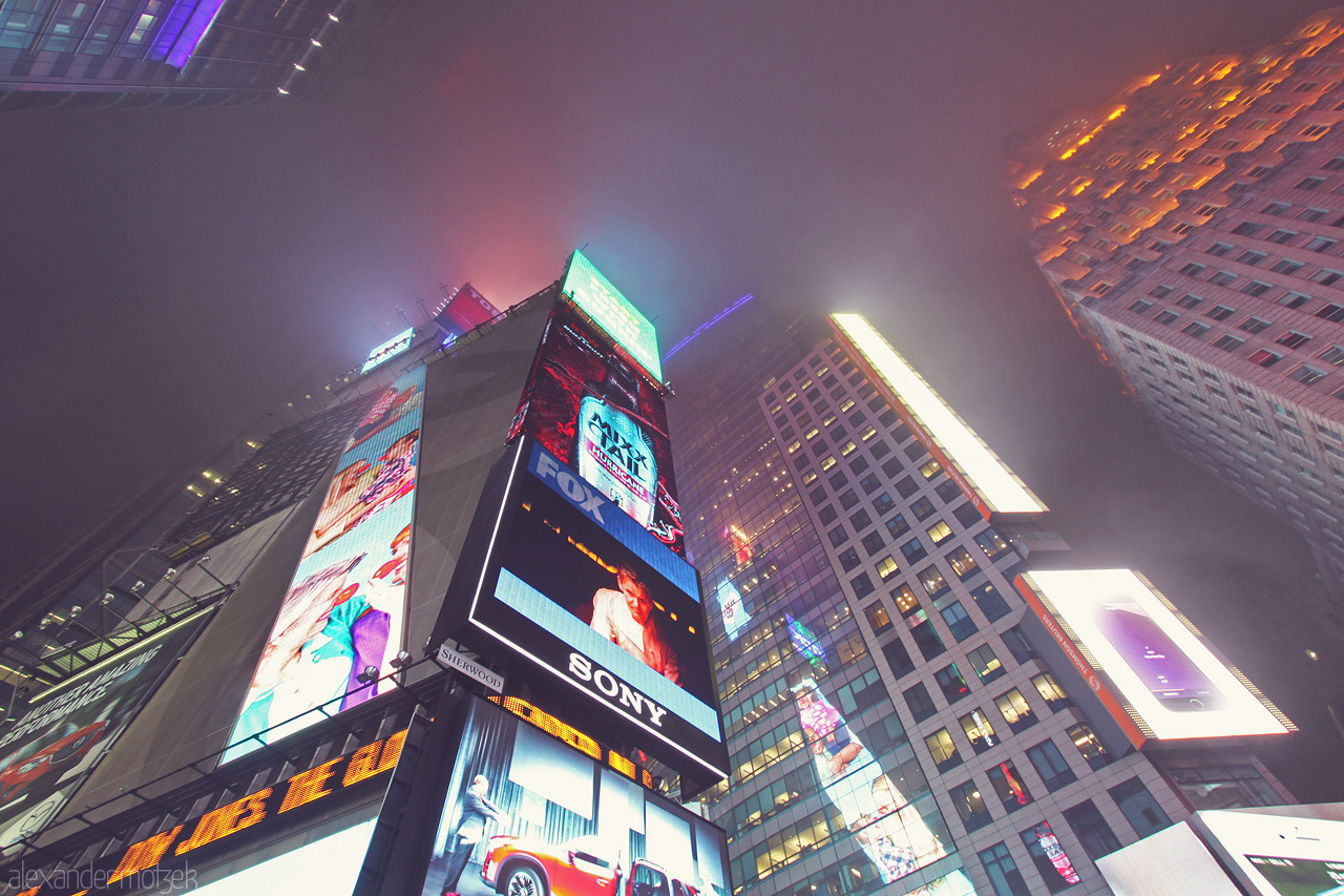 Foto von Beleuchteter Times Square bei Nacht