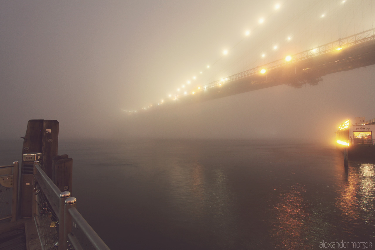 Foto von Blick aus Dumbo nach Manhattan bei Nebel