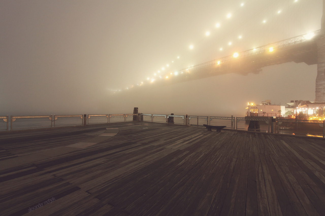 Foto von Blick aus Dumbo nach Manhattan bei Nebel