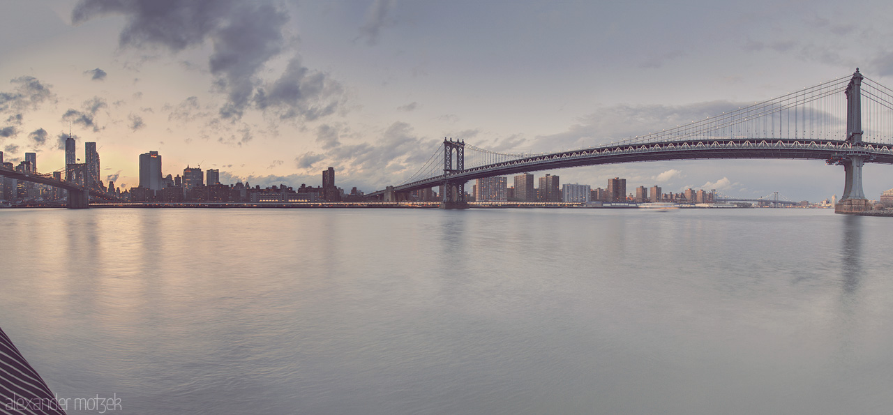 Foto von Manhattan Bridge bei Nacht zur blauen Stunde