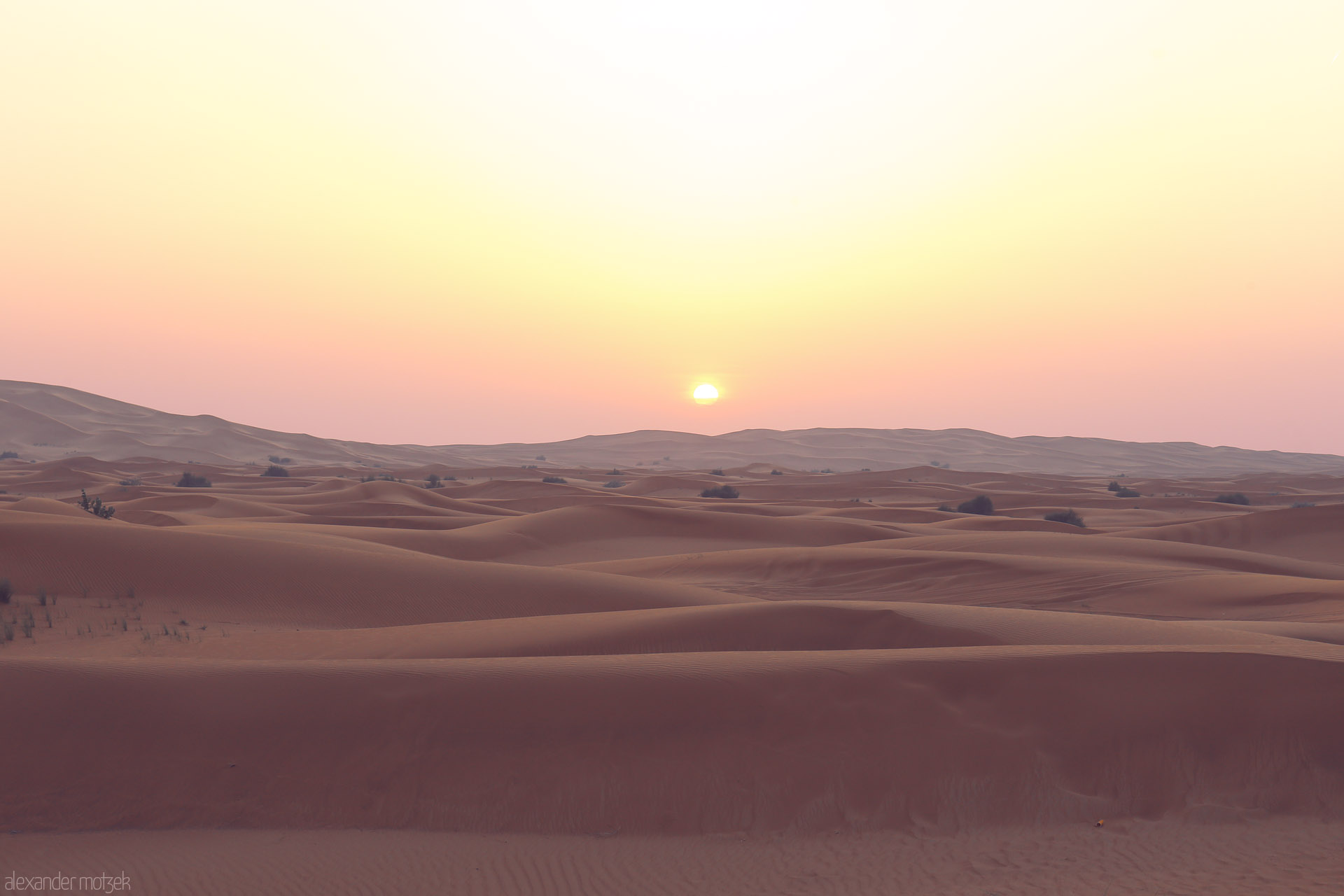 Foto von Pastel dawn graces undulating Al Madam sands, Sharjah—golden silence stretching through the heart of the UAE desert.