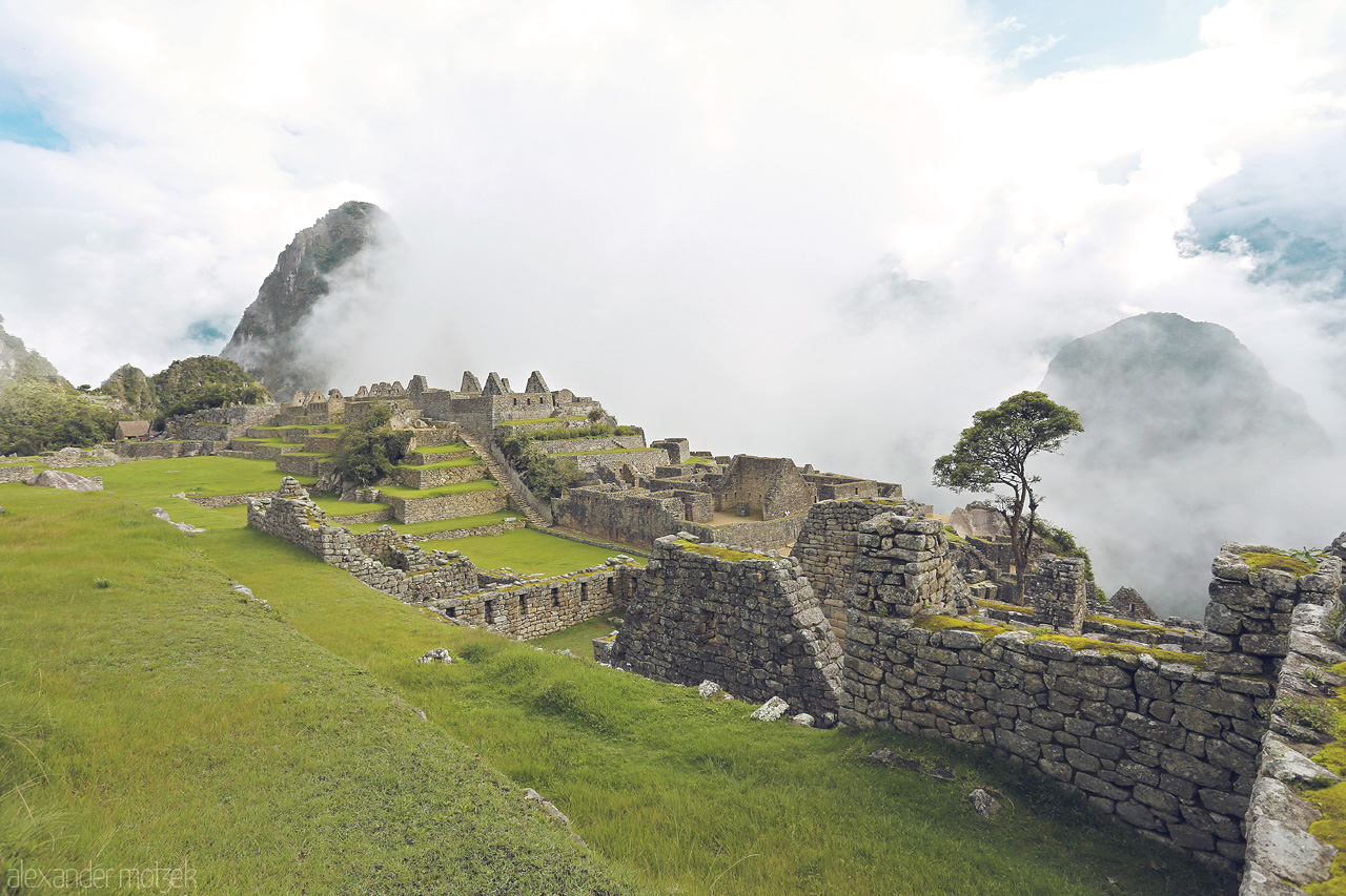 Foto von Blick auf zentralen Platz auf Machu Picchu in den Wolken