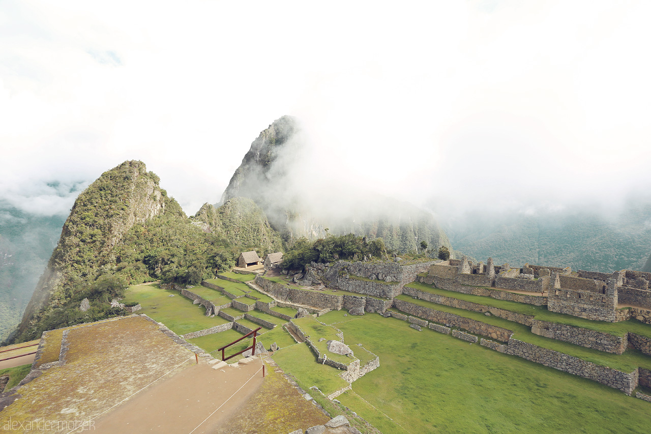 Foto von Blick auf zentralen Platz in Machu Picchus umrandet von Wolken