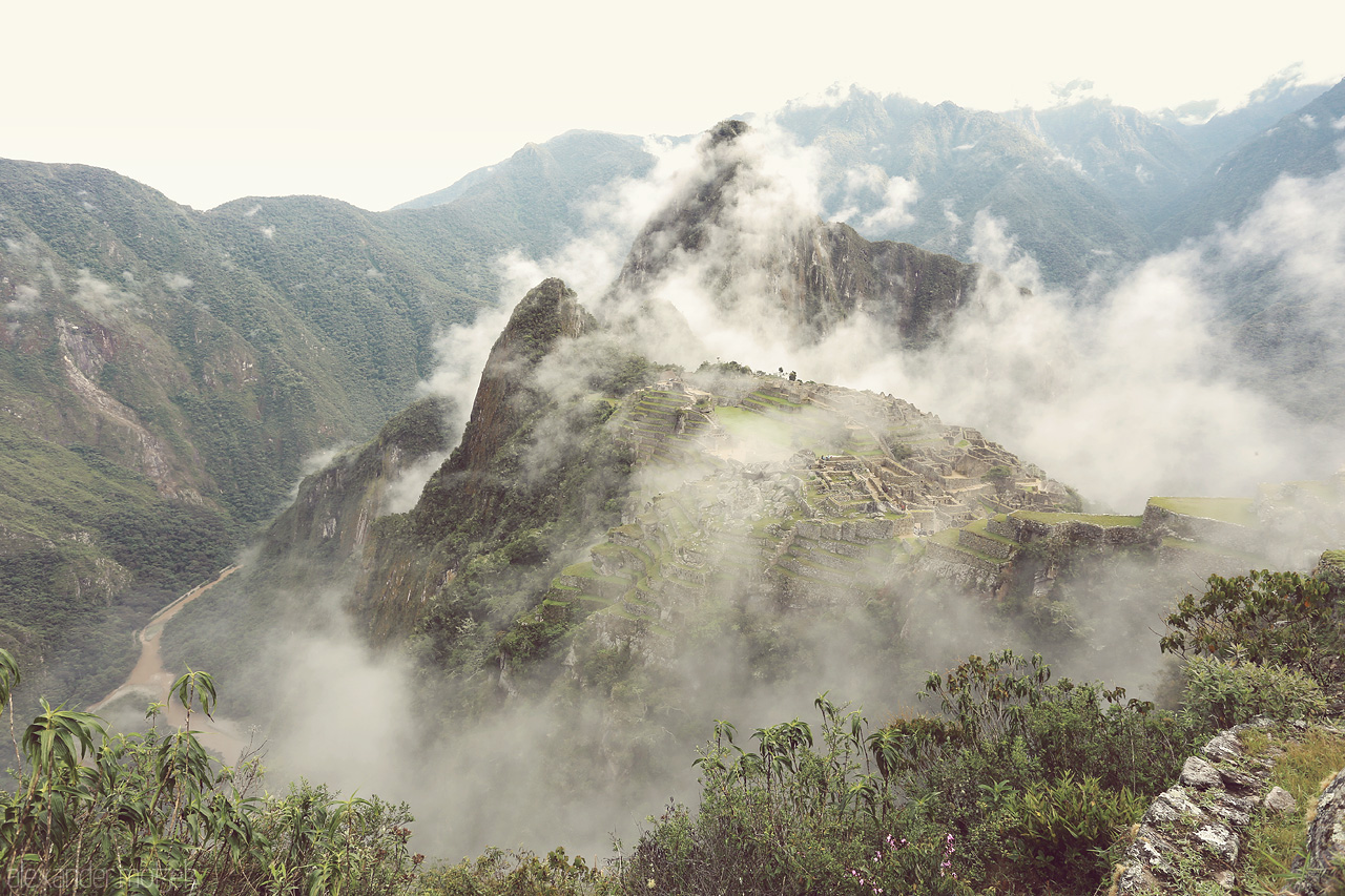 Foto von Blick vom House of the Guardian auf Machu Picchu umgeben von Wolken