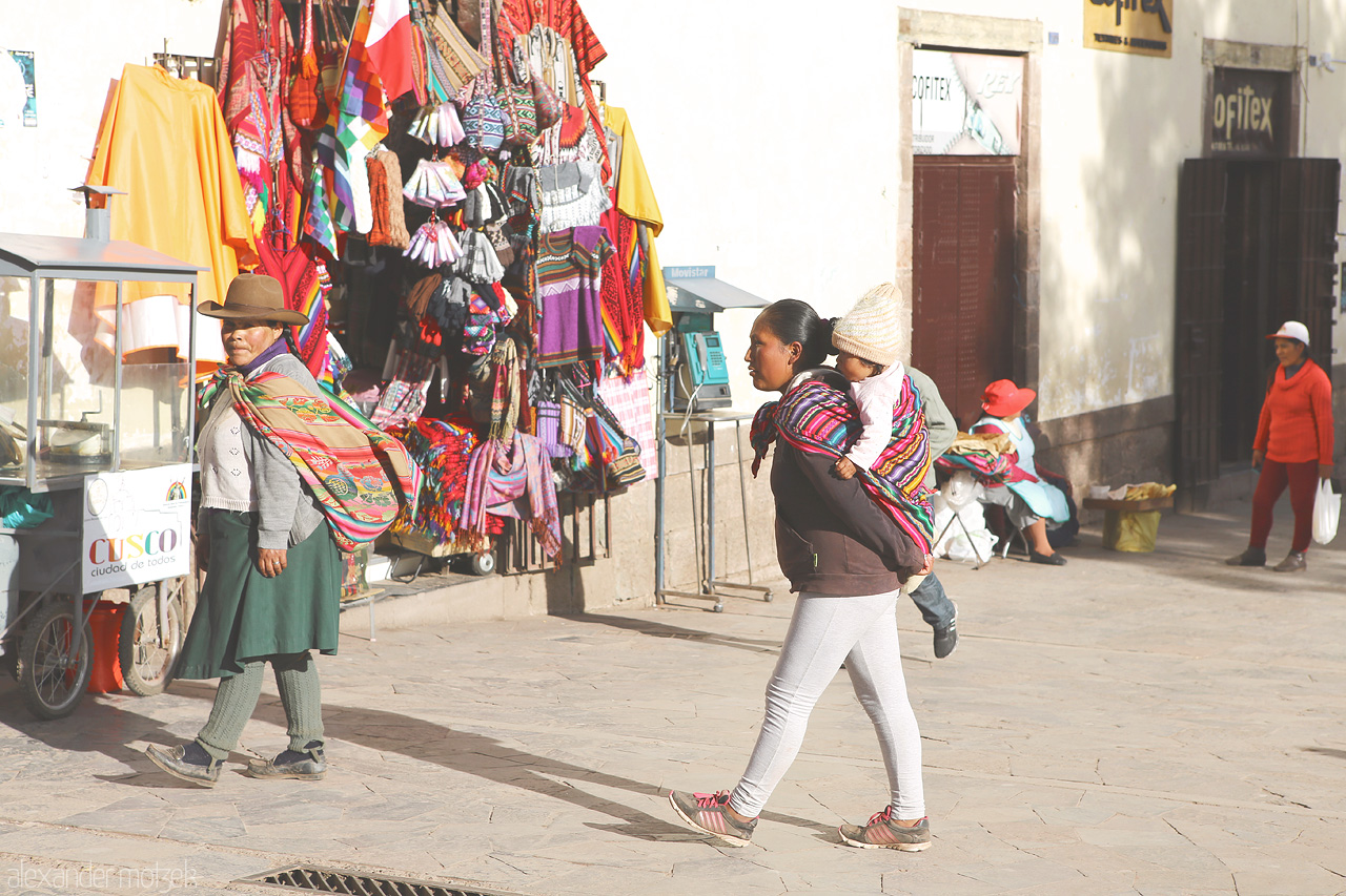 Foto von Frau trägt Baby auf dem Rücken in Cusco