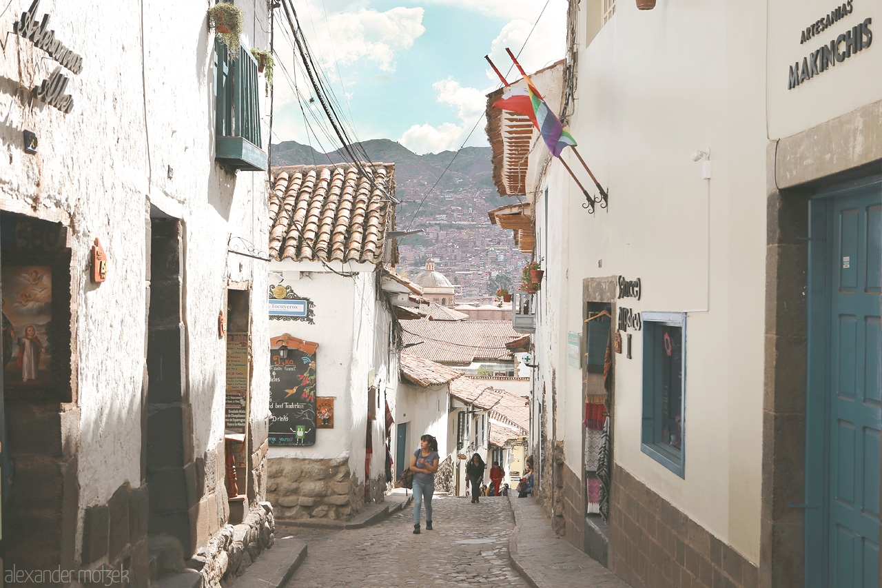 Foto von Gasse hinab den hügeligen Straßen in Cusco