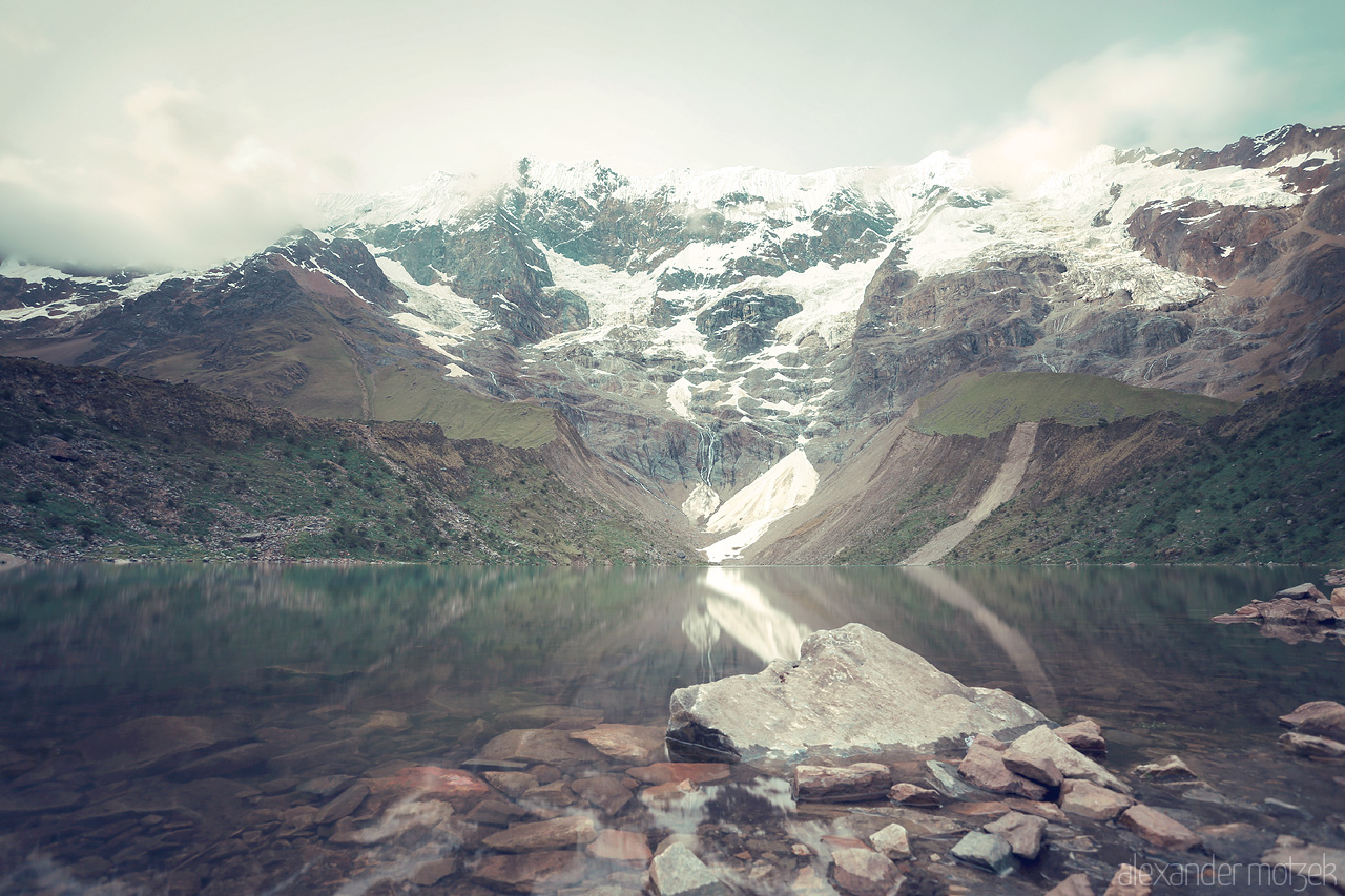 Foto von Langzeitbelichtung mit Graufilter des Humantay Lakes entlang dem Salkantay Trek