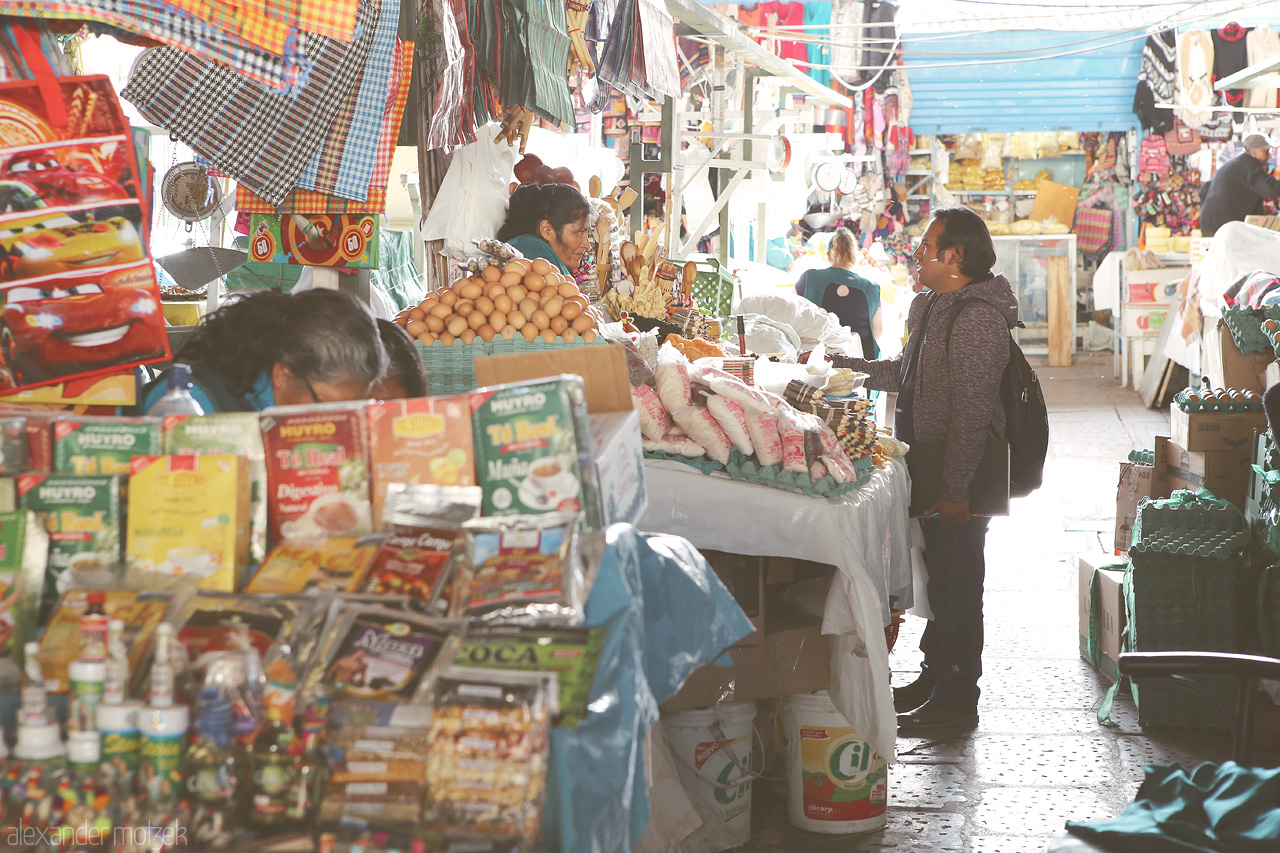 Foto von Mann kauft Güter auf dem Markt San Pedro in Cusco