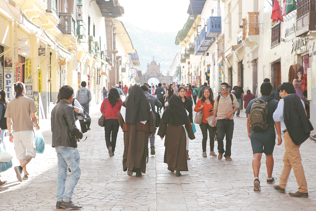 Foto von Nonnen flanieren auf einer Straße in Cusco