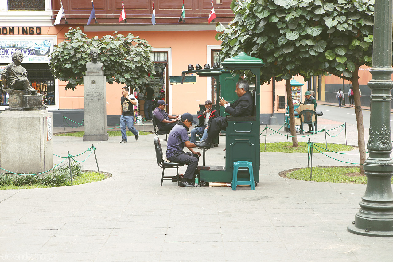 Foto von Schuhputzer auf einem Platz in Lima