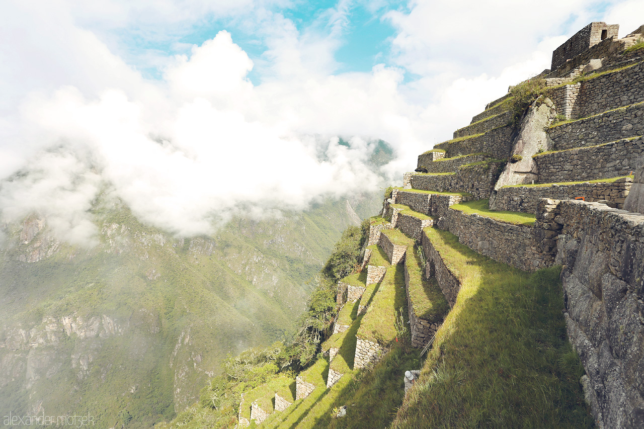 Foto von Treppen der Maya auf Machu Picchu in den Wolken