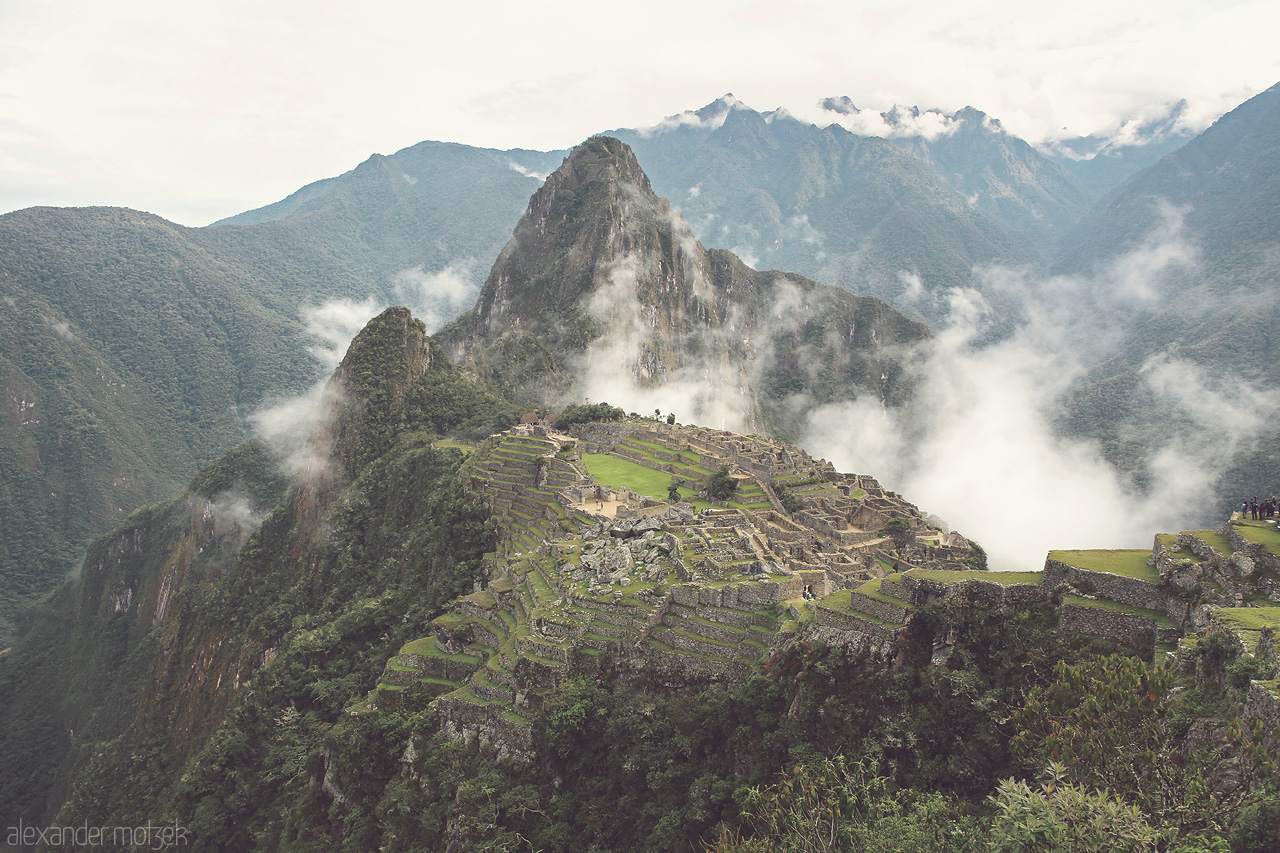 Foto von Wolken steigen auf über Machu Picchu am frühen Morgen in Peru
