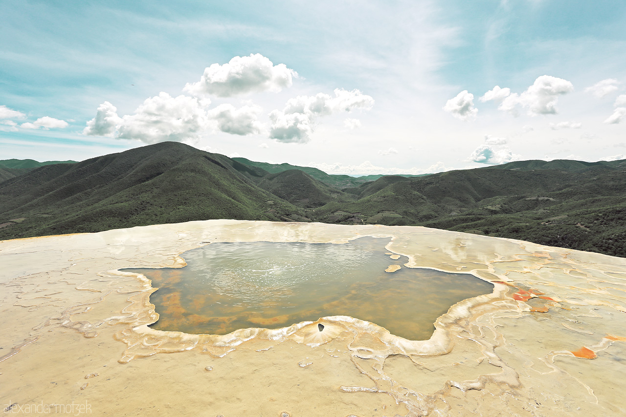Oaxaca Espejo Foto von Petrified waterfalls mirror sky above Oaxaca's serene landscape. San Lorenzo Albarradas' natural wonder.